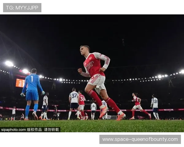 热刺迎战布伦特福德，西蒙斯10号位表现成破局关键