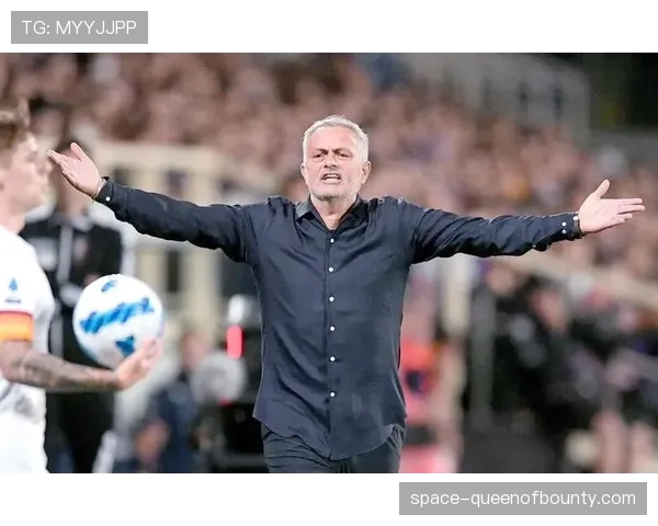 特写：终场哨响，穆里尼奥与裁判组激烈理论未被处罚